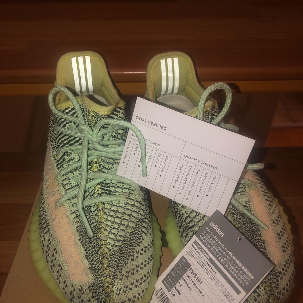 Yeezy350v2 - Picture 2 of 4